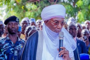 Emir of Yauri Emirate, Dr. Muhammad Zayyanu Abdullahi addressing IDPs and Stakeholders during their visit to flood victims at Dugu Town, Shanga LGA of Kebbi State.