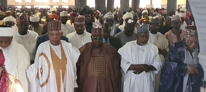 Vice -President Senator Kashim Shettima, Kebbi State Governor Dr Nasir Idris and dignatories during the funeral prayer for late Emir of Zuru at Zuru town Central Mosque.