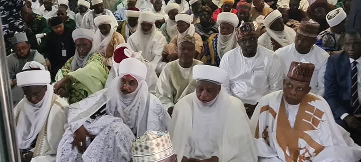 Emir of Kano, Alhaji Sunusi Lamido Sanusi, Sultan of Sokoto, Alhaji Saad Abubakar III and Vice President, Senator Kashim Shettima at the Zuru Central Mosque.